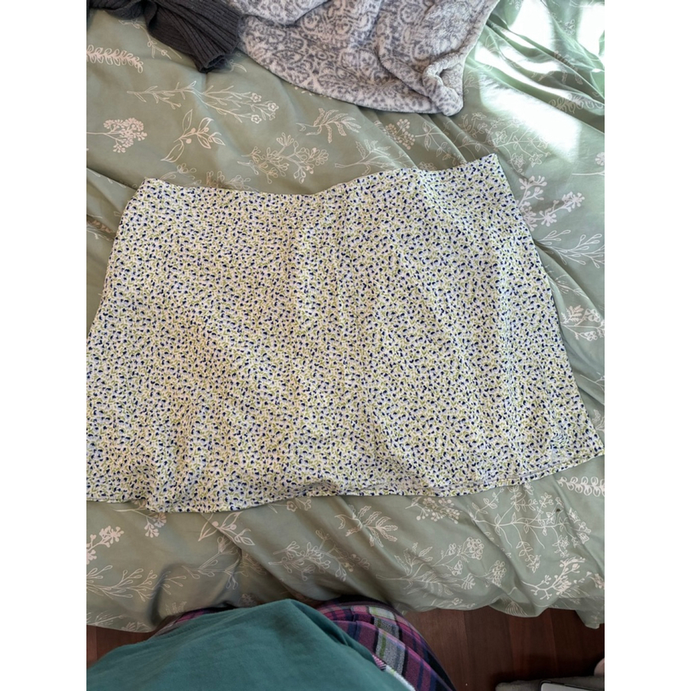 Women's H&M Plus Size 20 Floral Mini Skirt in White and Green - Picture 4 of 6